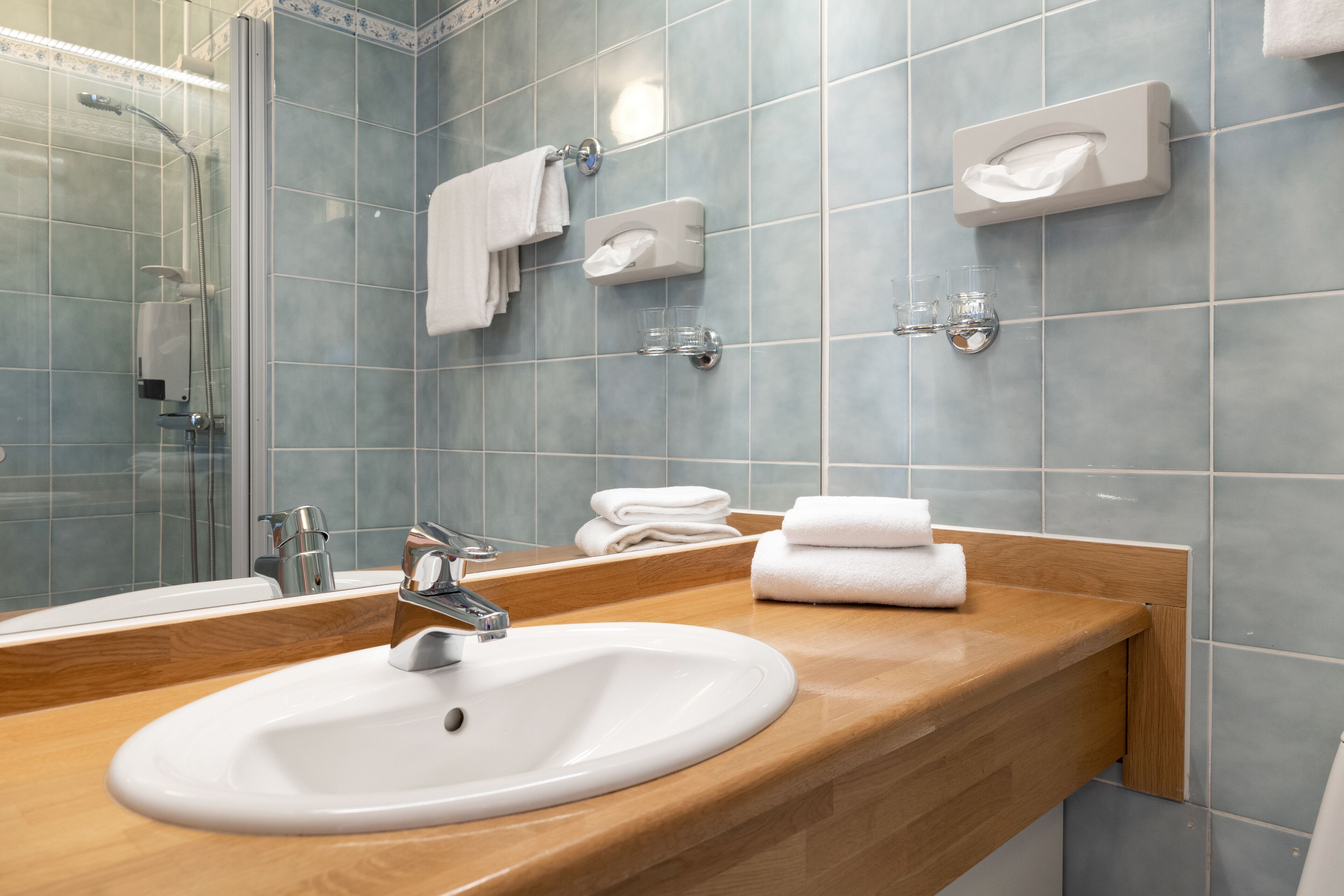 standard twin room | bathroom | hair dryer, towels