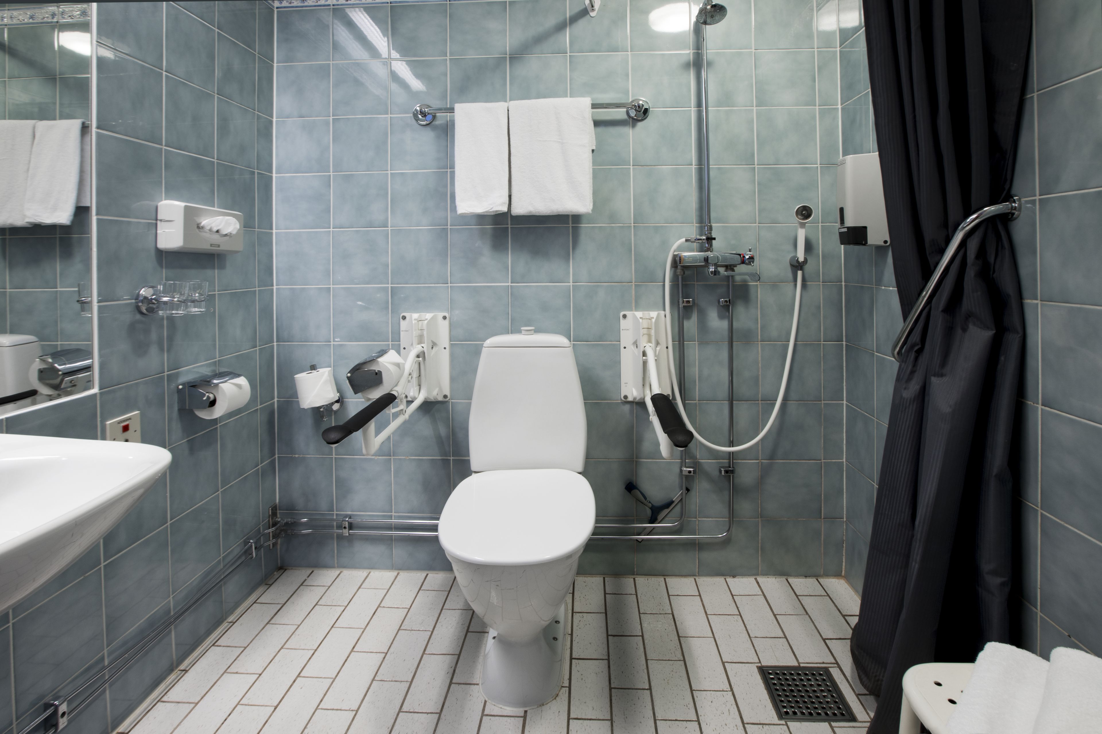 standard twin room | bathroom | hair dryer, towels