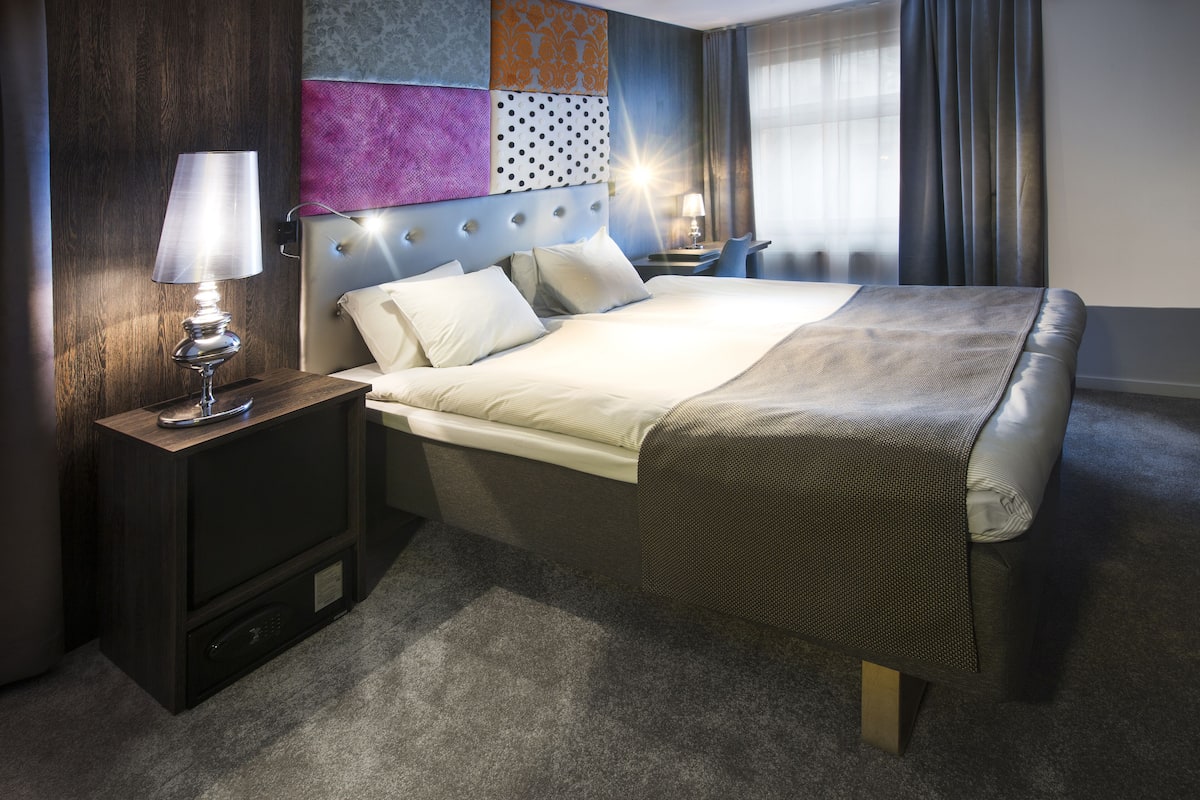 Deluxe | Allergikerbettwaren, Pillowtop-Betten, Zimmersafe, Schreibtisch