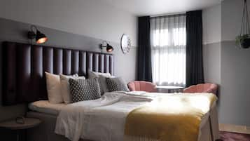 Tomannsrom – standard | Allergitestet sengetøy, senger med overmadrass og safe på rommet