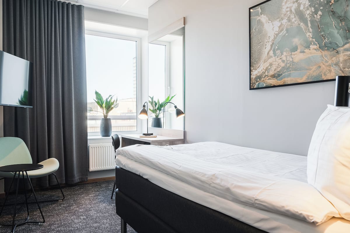 single room (compact) | desk, bed sheets