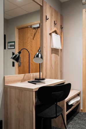 Enkeltværelse (Compact, No window) | Skrivebord, sengetøj