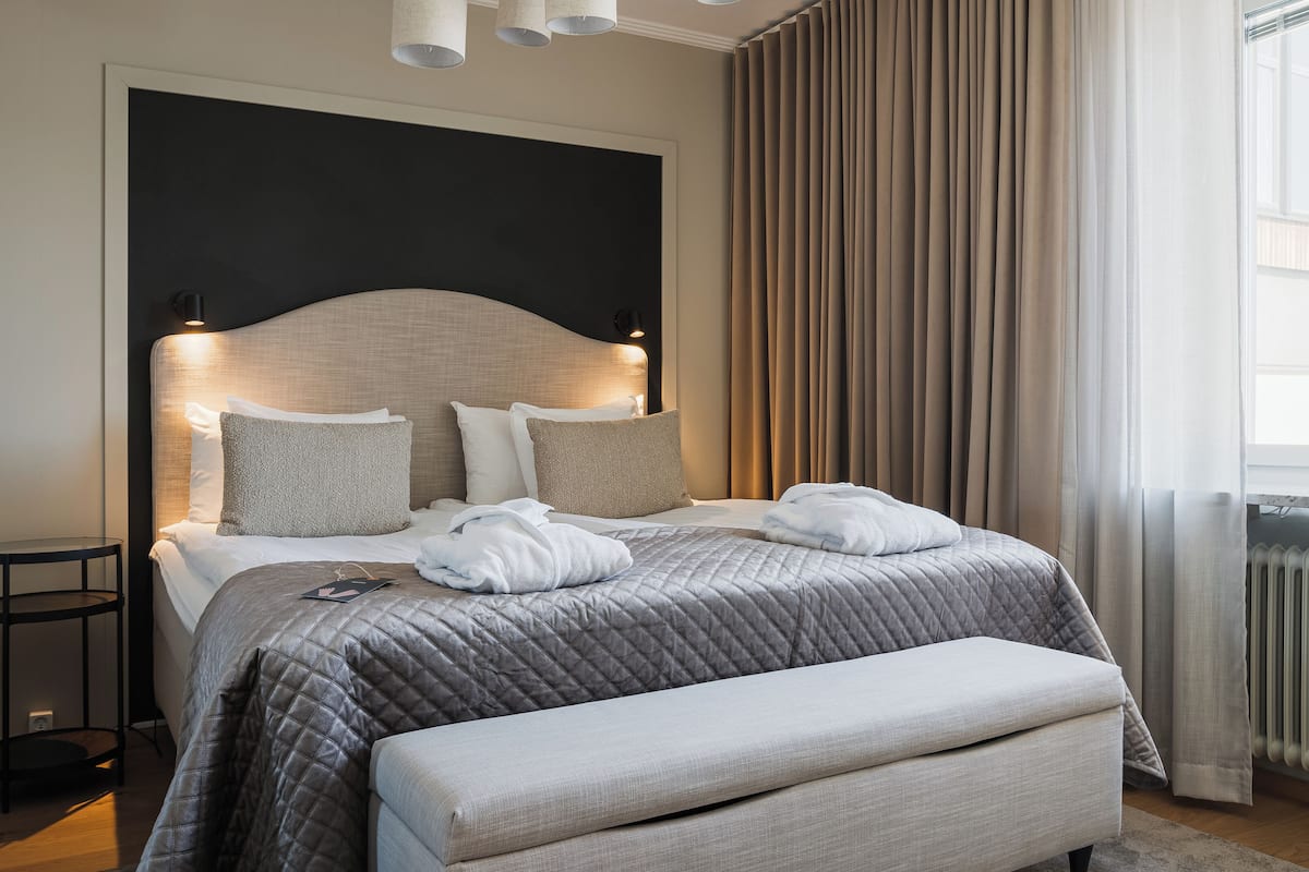 suite, 1 double bed, non smoking | desk, bed sheets