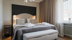 Suite, 1 Double Bed, Non Smoking | Desk, bed sheets