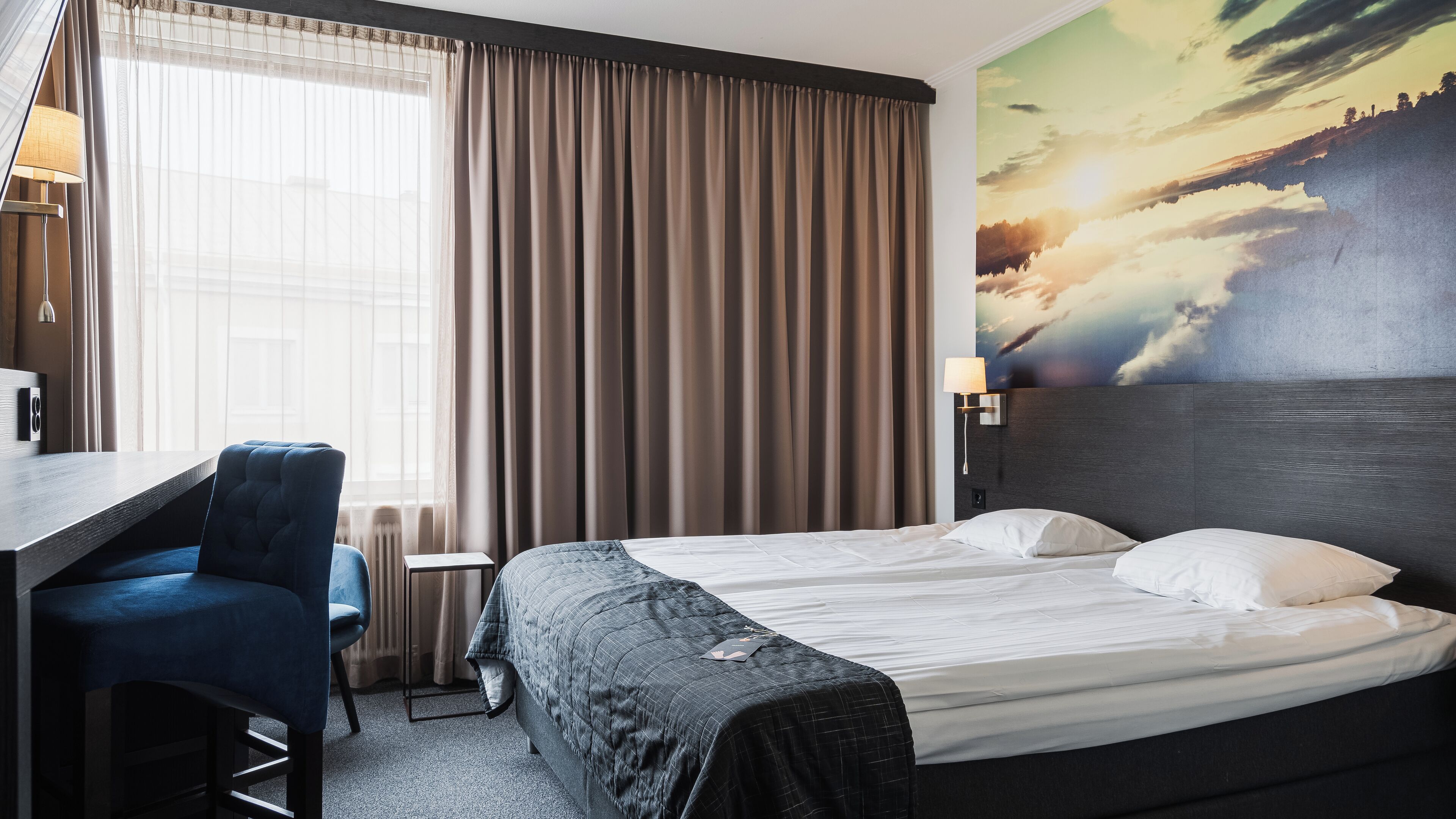 standard room, 2 single beds, non smoking | desk, bed sheets