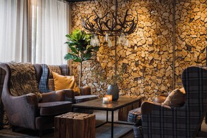 Una sala acogedora con chimenea, un sofá, una mesita de centro y una planta decorativa.