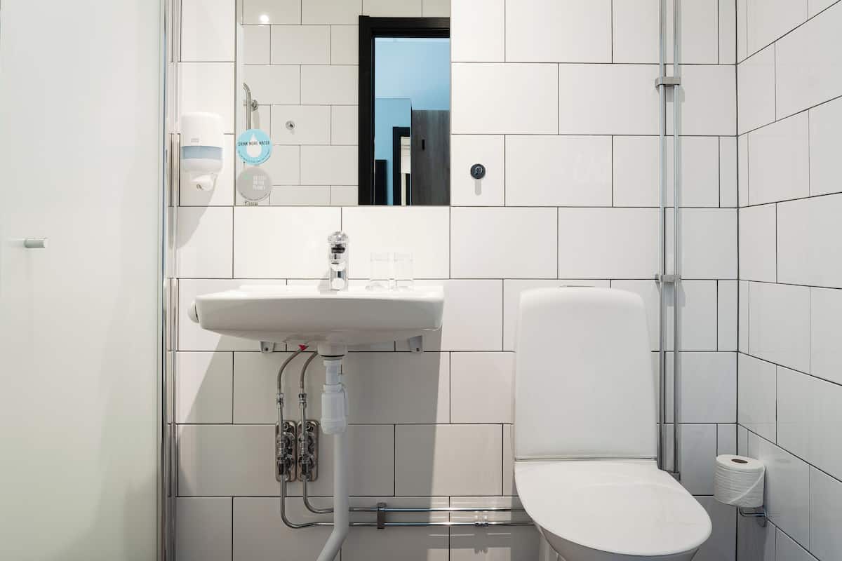 superior twin room, non smoking | bathroom | hair dryer, towels