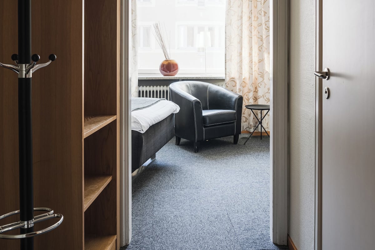 single room (compact) | desk, bed sheets