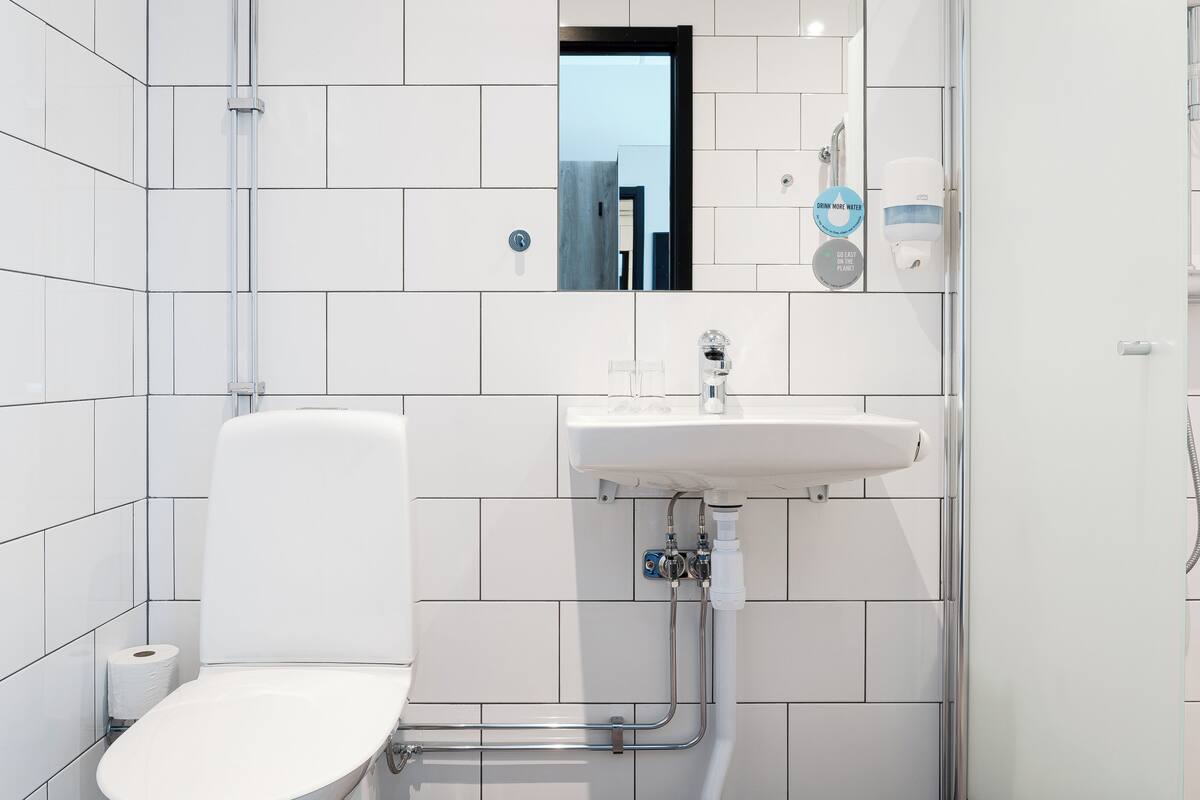 superior twin room, non smoking | bathroom | hair dryer, towels