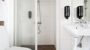 Room, 2 Katil Bujang (Single), Non Smoking (Standard Basic) | Bilik Mandi | Pengering rambut, tuala disediakan 