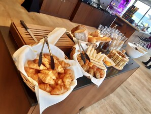 Breakfast buffet - Hotel Meierhof (Horgen)