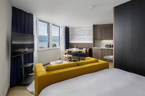 Hypo-allergenic bedding, in-room safe, desk, soundproofing