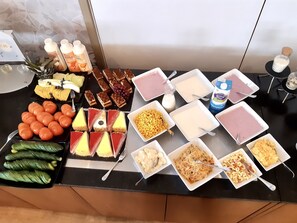 Daily continental breakfast (CHF 15 per person)