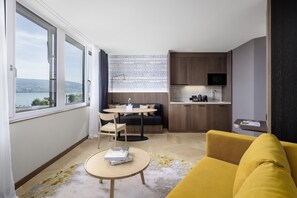 Hypo-allergenic bedding, in-room safe, desk, soundproofing