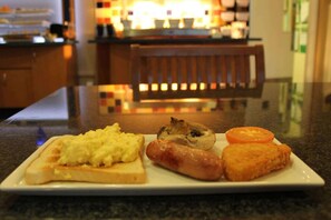 Desayuno buffet todos los días (GBP 12 por persona) 