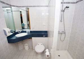 Regadera, amenidades de baño ecológicas, secadora de cabello, toallas 