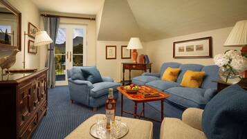 Walled Garden Attic Suite (separate building) | Oppholdsområde | En 30-tommers Flatskjerm-TV med Parabol-TV samt TV og DVD-spiller