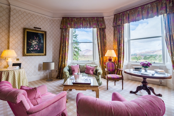 Luxury Suite, 1 King Bed | Living area