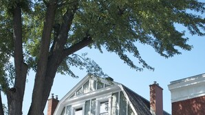 Un bâtiment en briques de deux étages, doté d’une baie vitrée et d’un porche.