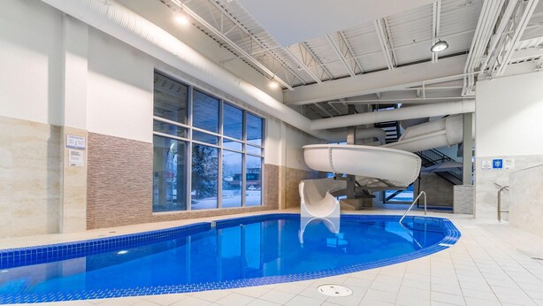 Pool - Canmore Inn & Suites (Canmore)