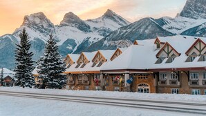 Exterior - Canmore Inn & Suites (Canmore)