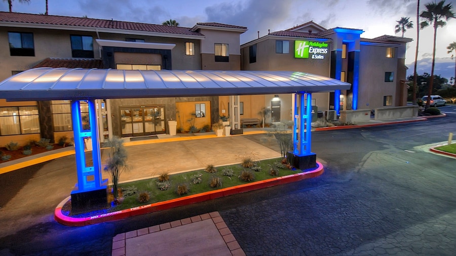 Holiday Inn Express & Suites Carlsbad Beach by IHG