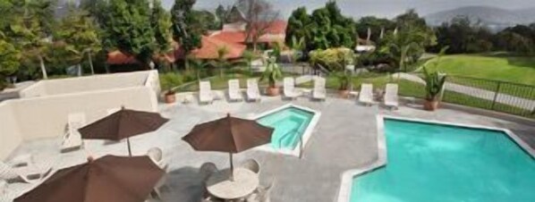 Outdoor pool - Kellogg West Conference Center & Hotel (Pomona)