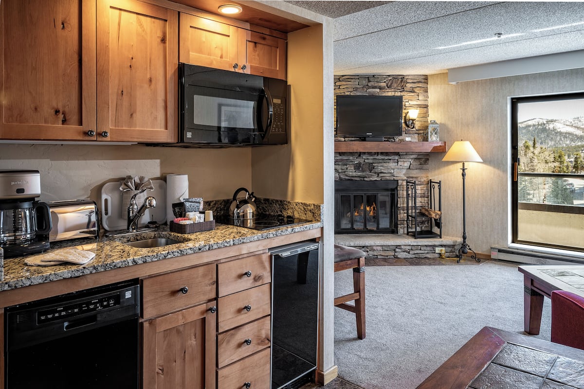 colorado suite | living area | flat-screen tv, ipod dock