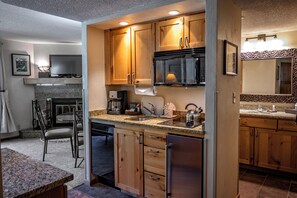 Suite Colorado | Cuisine privée | Réfrigérateur, four à micro-ondes, cafetière-théière