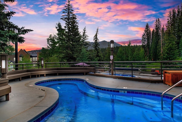 من حمّامات السباحة المغطاة، حمّام سباحة خارجي