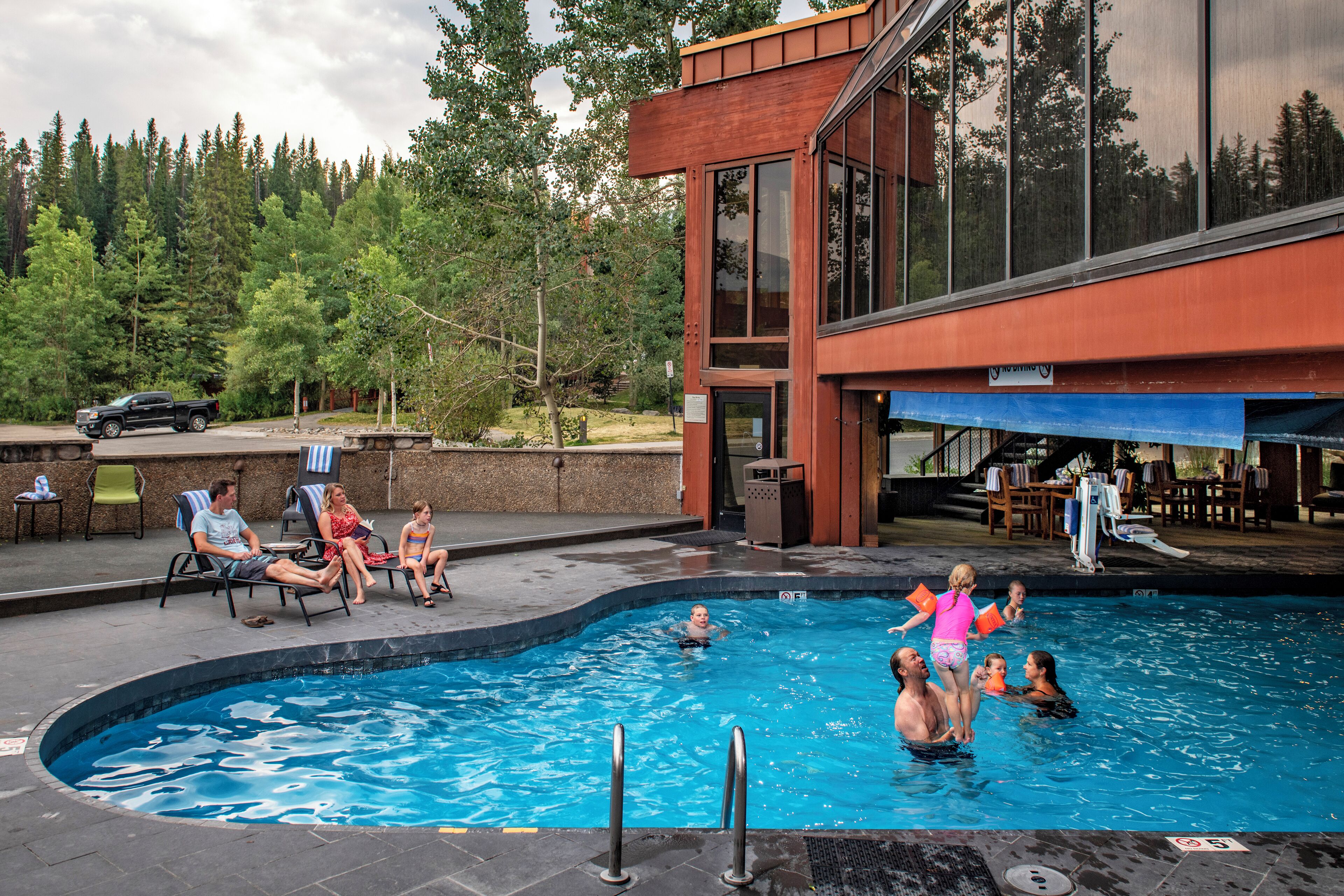 Inomhuspool och utomhuspool