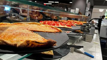 Petit déjeuner, déjeuner et dîner servis sur place