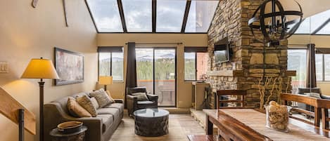 Suite, 2 Bedrooms, 2 Bathrooms, Mountainside | Living area