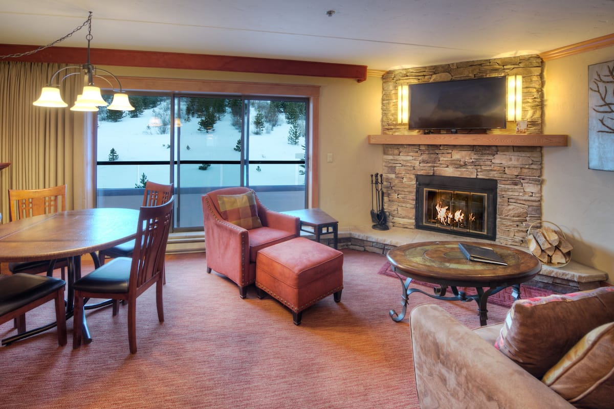 Summit Suite | Living area | Flat-screen TV, iPod dock