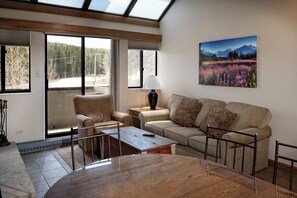 جناح - غرفتا نوم - بحمامين | منطقة المعيشة | تلفزيون بشاشة مسطحة، وحدة شحن آي بود