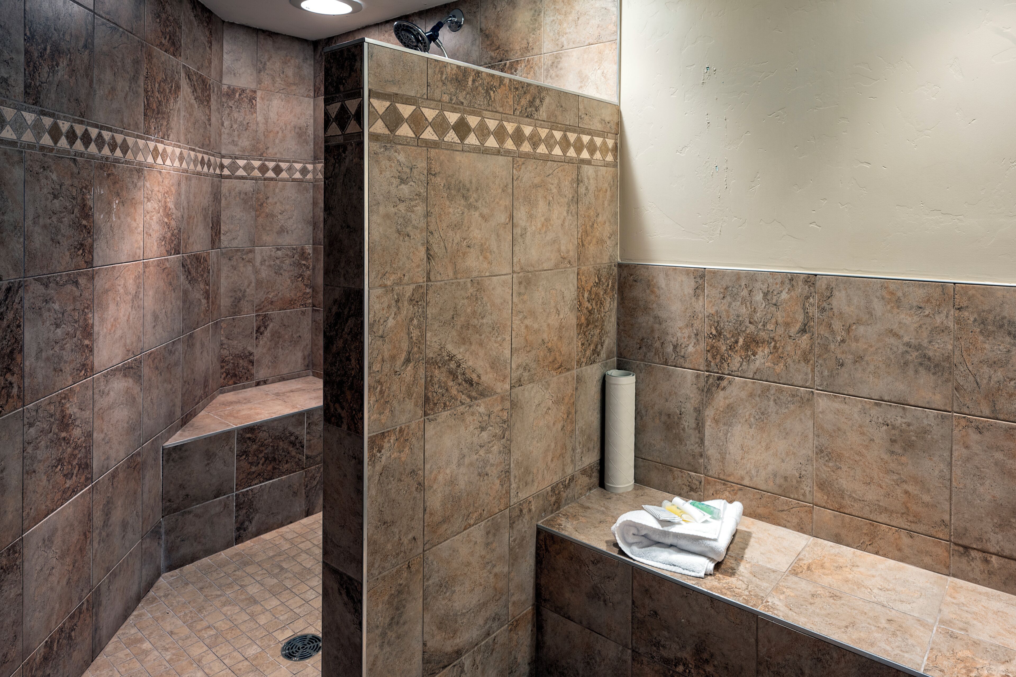 colorado suite | bathroom | free toiletries, hair dryer, towels