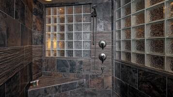 Estudio, 1 cama de matrimonio y 1 sofá cama | Baño | Amenidades de baño gratuitas, secadora de cabello, toallas