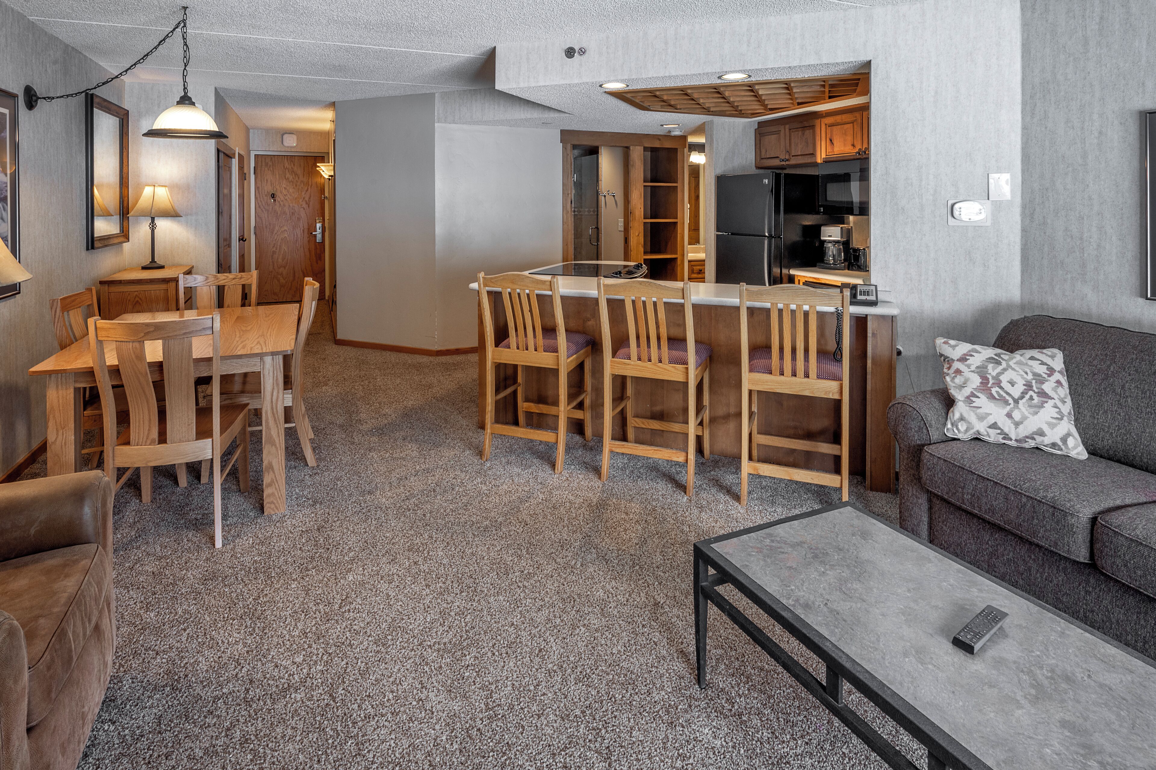 Un espacio habitable compacto con comedor, cocina y zona de estar.