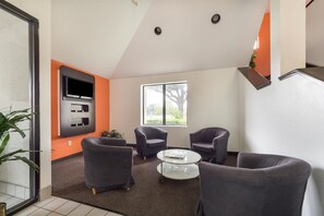 Lobby sitting area - Motel 6 Dallas, TX - Northeast (Dallas)