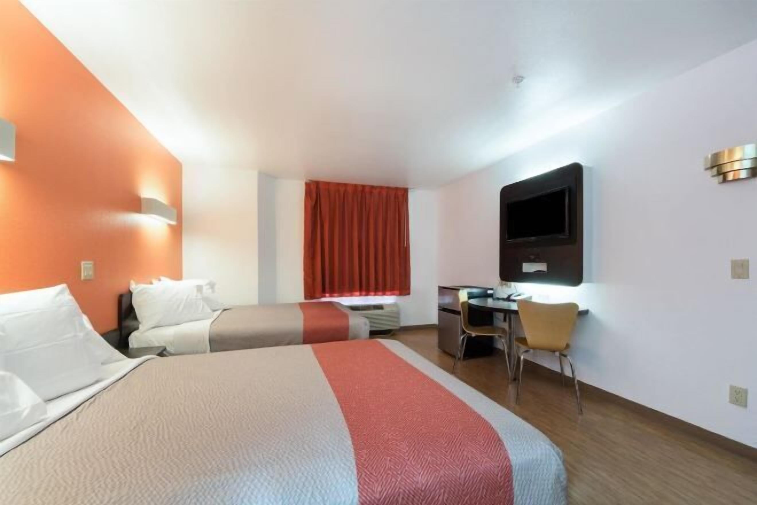 مكتب وواي فاي مجانًا وملاءات أسرّة