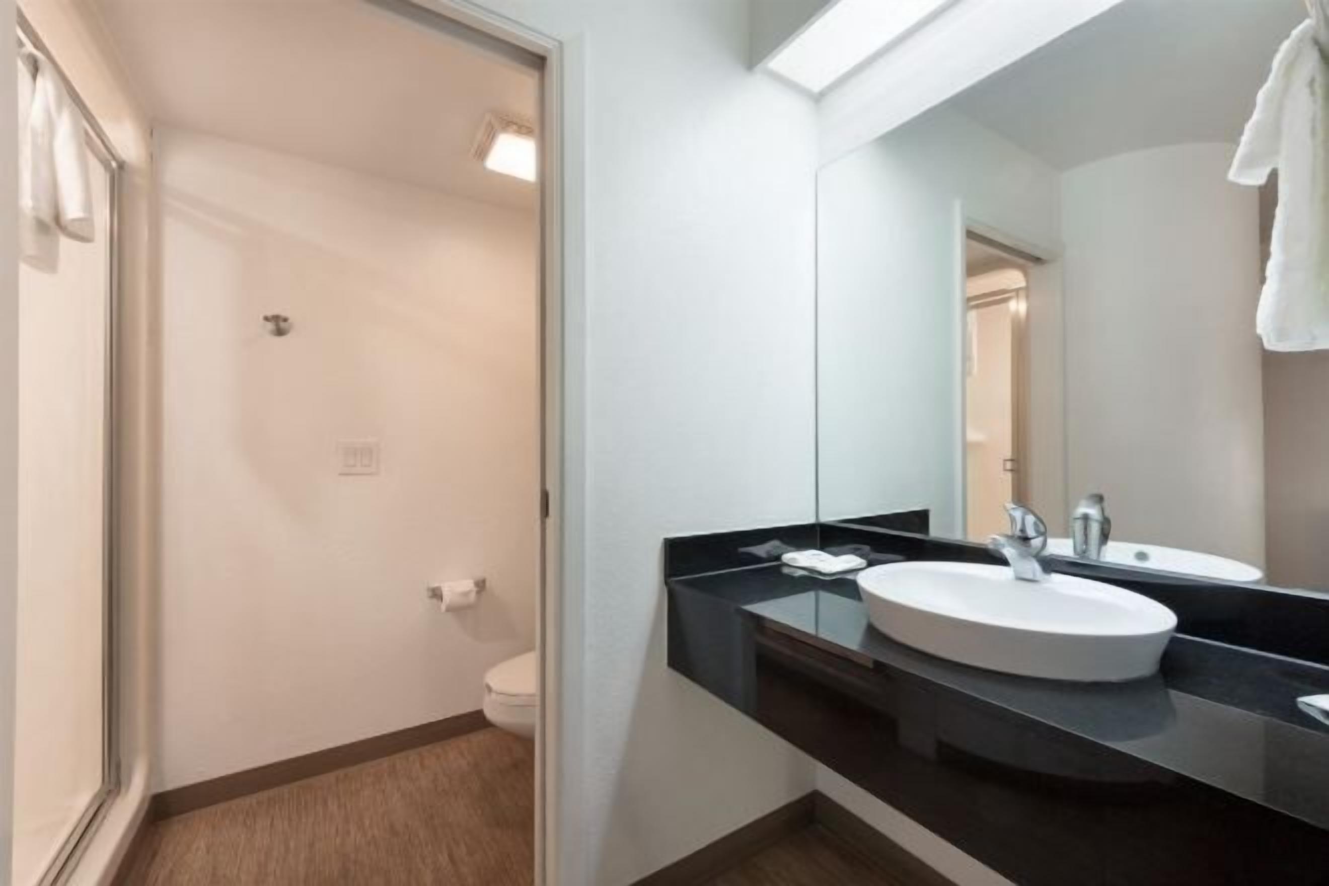 وحدات دش مع أحواض استحمام، مناشف