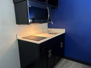 Habitación estándar, 1 cama de matrimonio grande, no fumadores, cocina básica (with Sofabed) | Escritorio y espacio para trabajar con un portátil