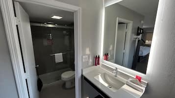 Camera Standard, 1 letto king, non fumatori, angolo cottura (Larger Room) | Bagno | Doccia, set di cortesia gratuito, asciugacapelli, asciugamani