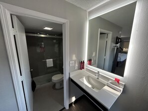 標準客房, 1 張特大雙人床, 非吸煙房, 小廚 (Larger Room) | 浴室 | 淋浴設備、免費梳洗用品、風筒、提供毛巾