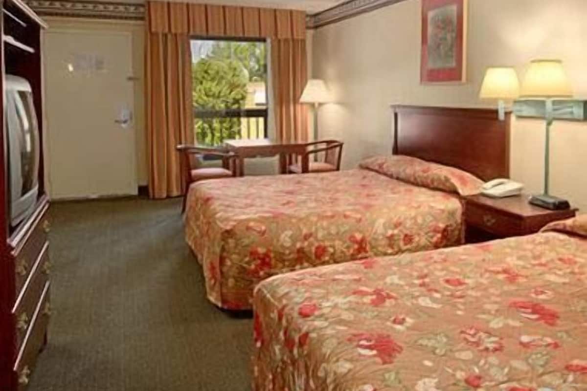 Standard Room, 2 Katil Ratu (Queen) | Peti besi dalam bilik, meja, Internet berwayar percuma