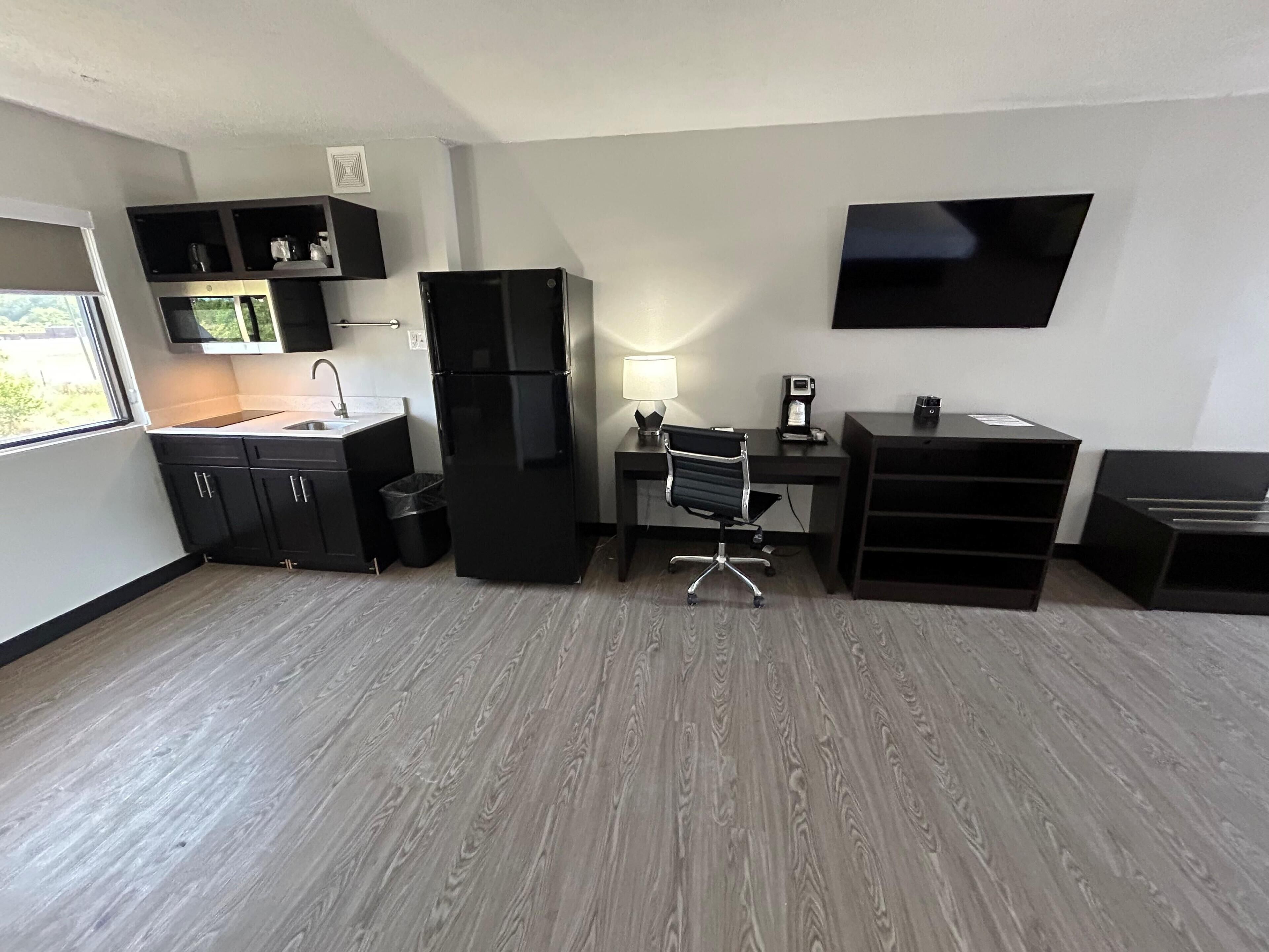 Standard Room, 1 King Bed, Non Smoking, Kitchenette (Larger Room)