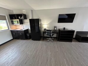 Rom – standard, 1 kingsize-seng, ikke-røyk, tekjøkken (Larger Room) | Skrivebord, skrivebord for bærbar PC og kablet internett (inkludert)