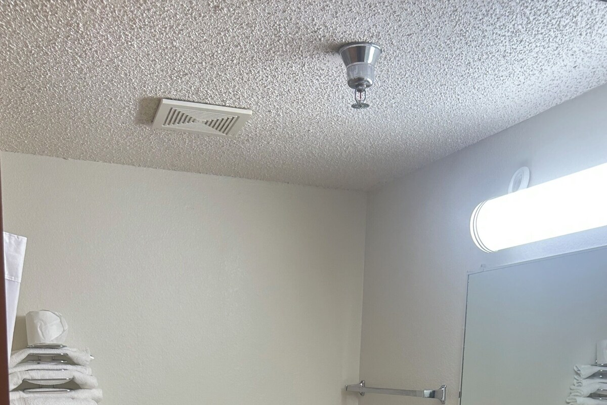 Combined shower/tub, hydromassage showerhead, hair dryer, towels