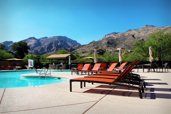 2 outdoor pools, pool loungers