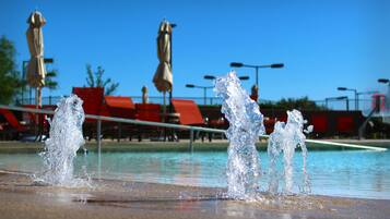 2 outdoor pools, pool loungers